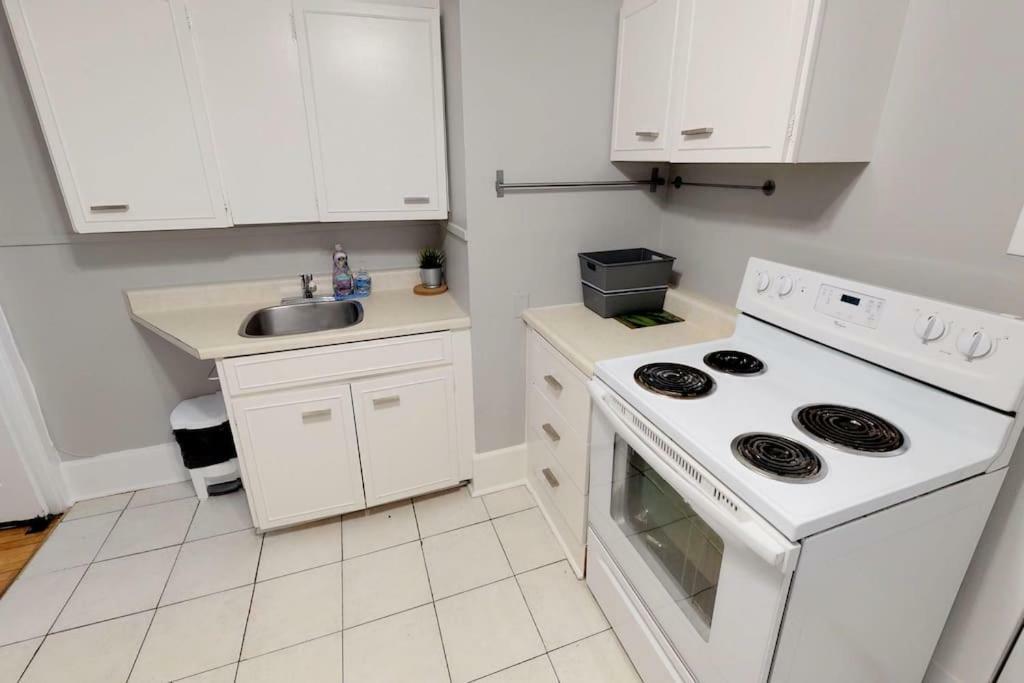 Апартаменты Bright, Clean, Private. In The Heart Of Downtown! Parking, Wi-Fi And Netflix Included Оттава Экстерьер фото
